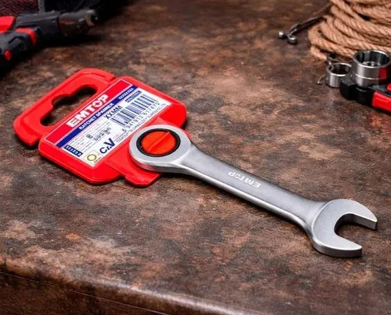 Chave combinada EMTOP e embalagem de acessórios sobre bancada