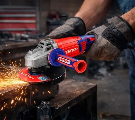 Profissional utilizando esmerilhadeira EMTOP em uma oficina